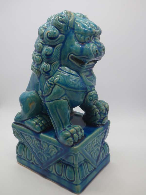 LARGE ORIENTAL CERAMIC TEMPLE LION . 25CM TALL LONELY AS MATE IS MISSING