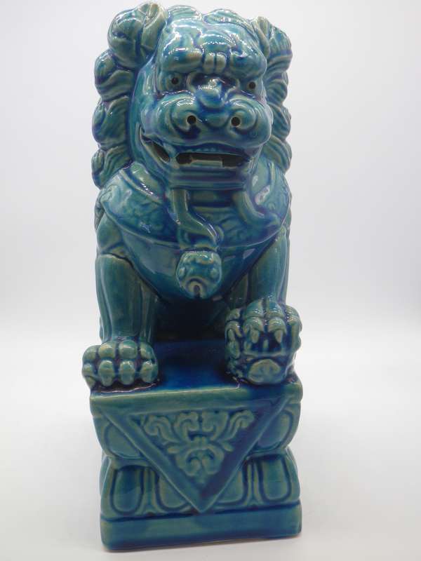 LARGE ORIENTAL CERAMIC TEMPLE LION . 25CM TALL LONELY AS MATE IS MISSING