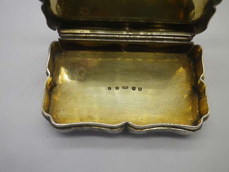 Antique Edinburgh 1840 George VI Scottish silver snuff Box with gilt interior. Maker: MC 106.3g