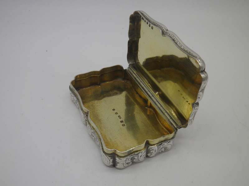 Antique Edinburgh 1840 George VI Scottish silver snuff Box with gilt interior. Maker: MC 106.3g