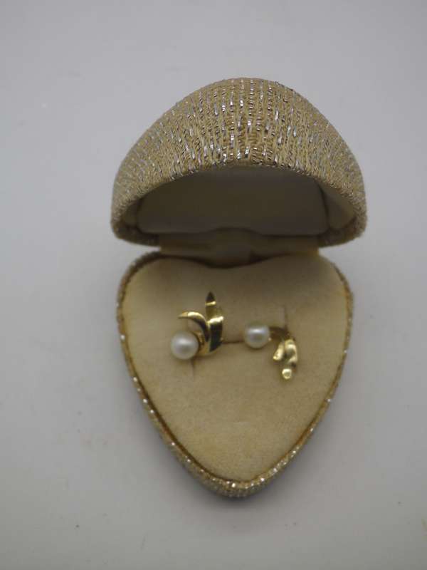 9ct gold & genuine pearl vintage stud earrings in heart shaped box  1.7g  1.4 x 0.9cm