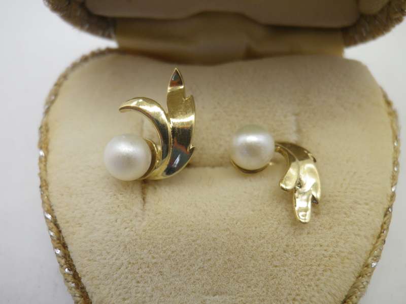 9ct gold & genuine pearl vintage stud earrings in heart shaped box  1.7g  1.4 x 0.9cm