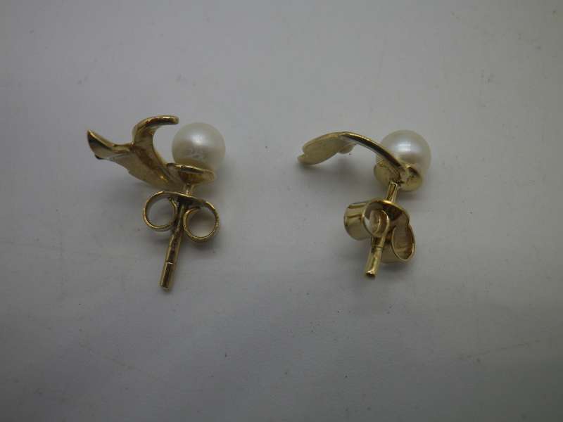 9ct gold & genuine pearl vintage stud earrings in heart shaped box  1.7g  1.4 x 0.9cm