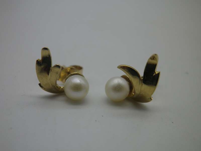 9ct gold & genuine pearl vintage stud earrings in heart shaped box  1.7g  1.4 x 0.9cm