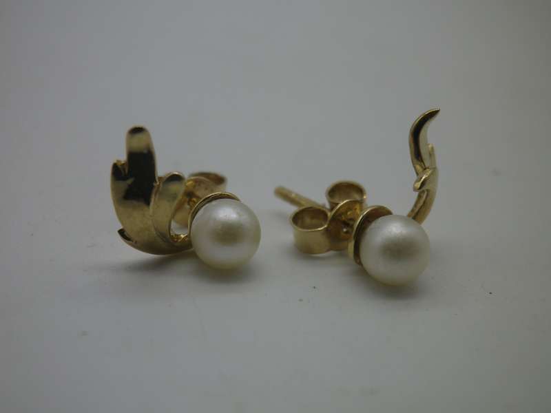 9ct gold & genuine pearl vintage stud earrings in heart shaped box  1.7g  1.4 x 0.9cm