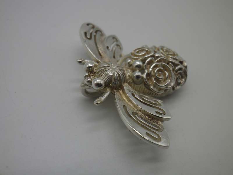 JENNA CLIFFORD Large Sterling Silver BEE DESIGNER pendant on Silver chain 4.5x3cm 21g EXQUISITE