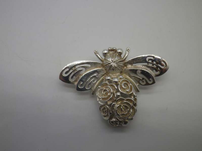 JENNA CLIFFORD Large Sterling Silver BEE DESIGNER pendant on Silver chain 4.5x3cm 21g EXQUISITE