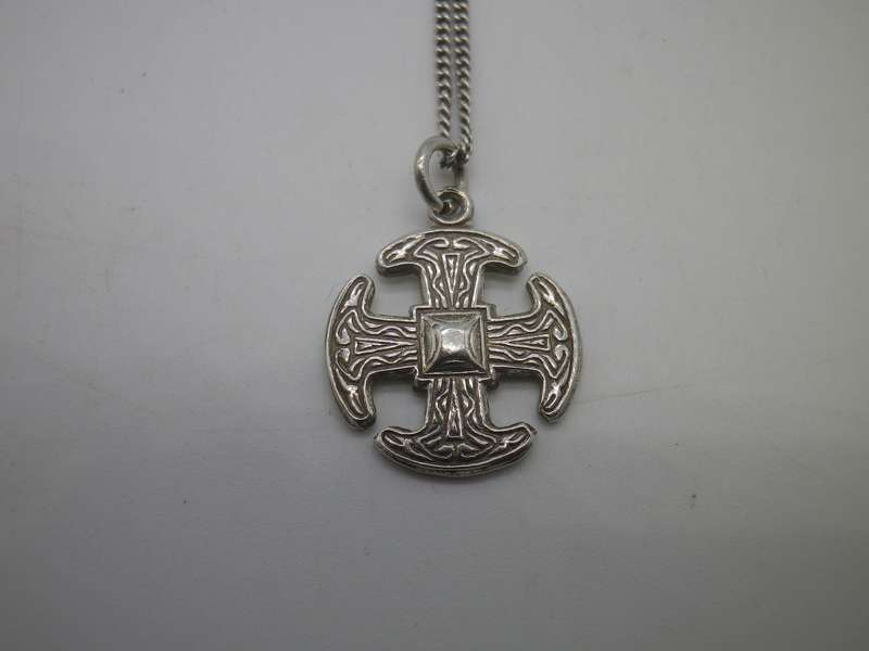 Dainty Vintage Sterling Silver CELTIC CROSS necklace. 4g