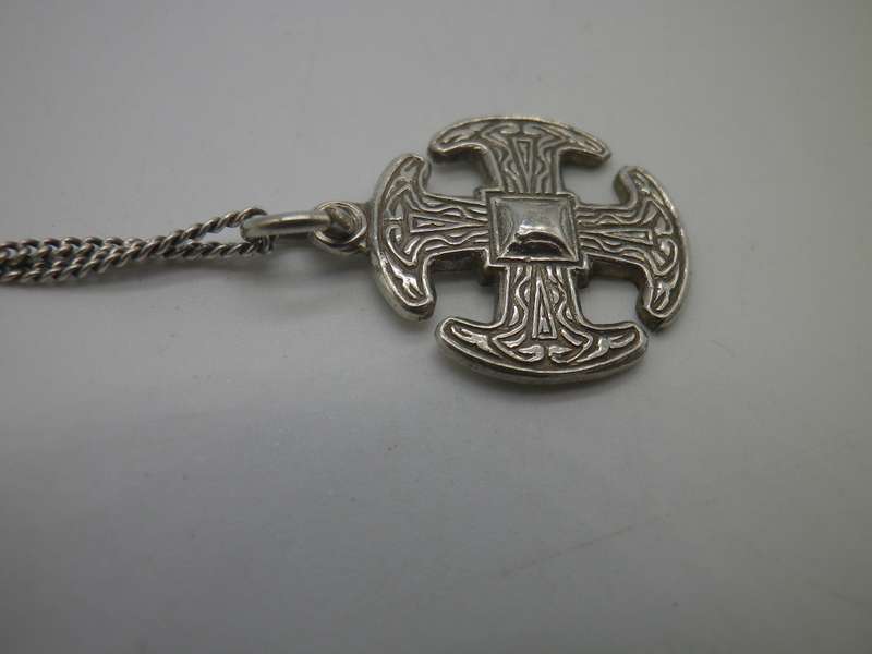 Dainty Vintage Sterling Silver CELTIC CROSS necklace. 4g