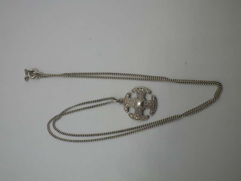 Dainty Vintage Sterling Silver CELTIC CROSS necklace. 4g