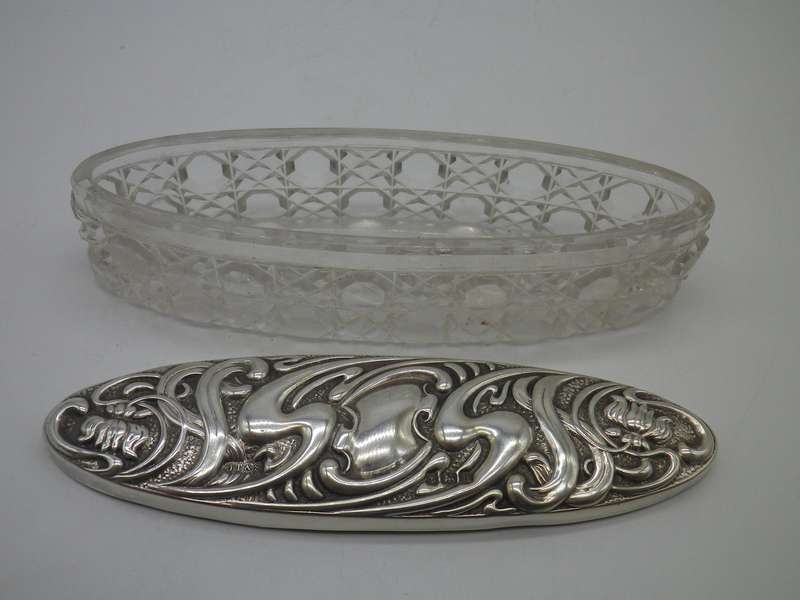 Hallmarked silver lidded glass dressing table dish. Birmingham 1907. 8.83 grams
