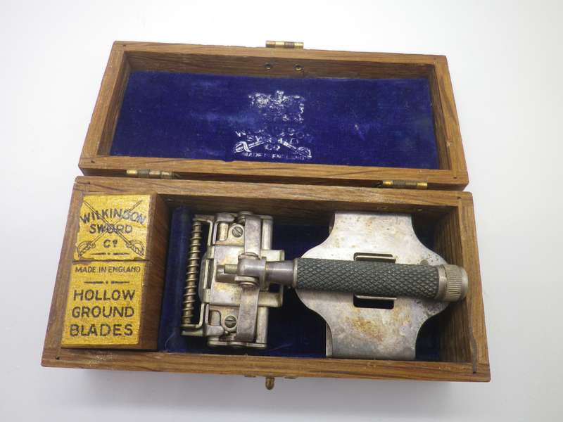 A VINTAGE WILKINSON SWORD RAZOR IN ORIGINAL Wooden Box with 3 hollow ground blades
