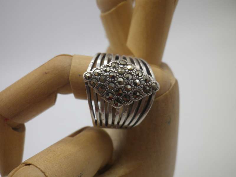 Gorgeous Vintage Sterling Silver & Marcasite Ring. Size M.  7.61 grams