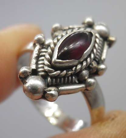 Vintage Sterling Silver & GARNET ring. Size O. 4.49 grams