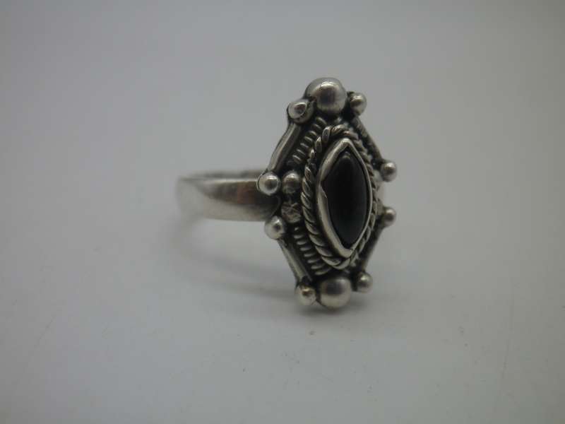 Vintage Sterling Silver & GARNET ring. Size O. 4.49 grams