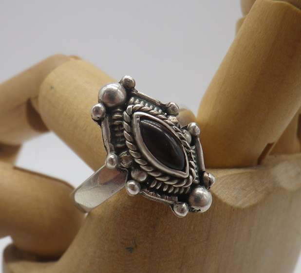 Vintage Sterling Silver & GARNET ring. Size O. 4.49 grams