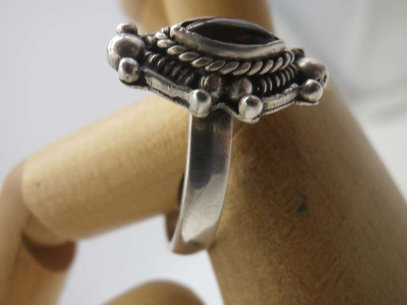 Vintage Sterling Silver & GARNET ring. Size O. 4.49 grams