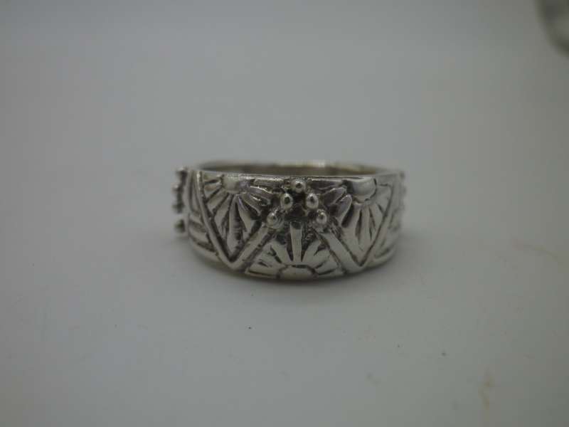 Vintage Sterling Silver ring. Size O 1/2. 4.41 grams
