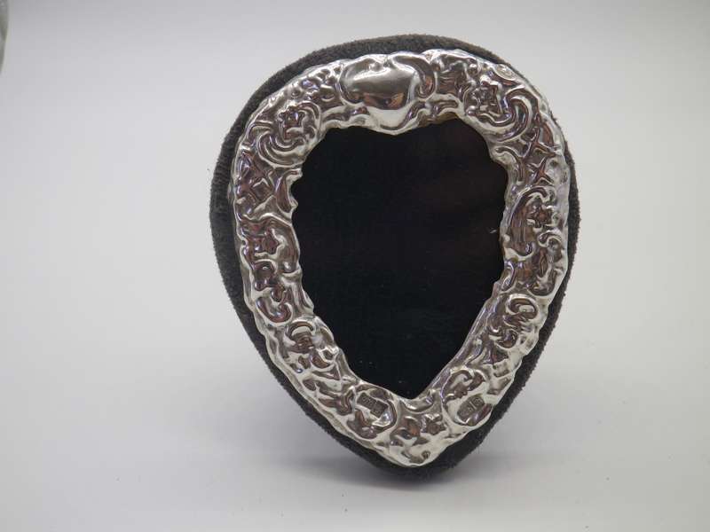 Vintage Sterling Silver Standing Heart Shaped picture frame. 8.5 cm tall x 7cm at widest