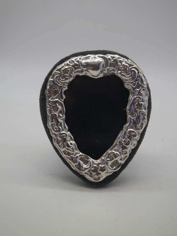 Vintage Sterling Silver Standing Heart Shaped picture frame. 8.5 cm tall x 7cm at widest