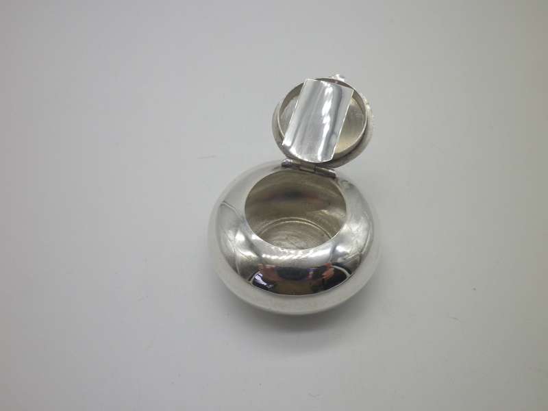 Hallmarked silver portable fold-up pocket ashtray London 1956. Douglas Pell Silverware. 19g Rare