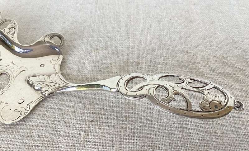 Hallmarked Dutch Silver Server or cake lifter. 17.5cm 30g (833 purity) Beautiful pierced detail
