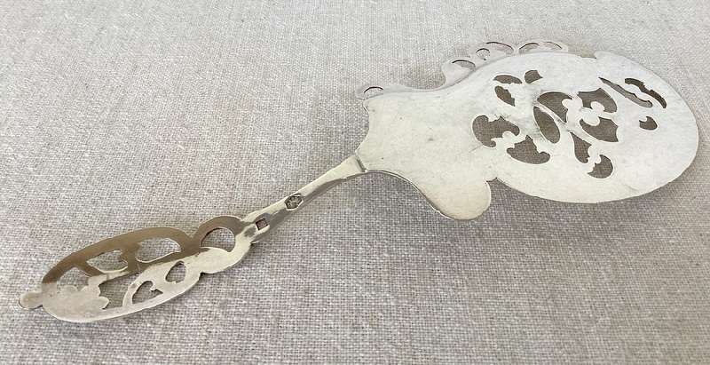 Hallmarked Dutch Silver Server or cake lifter. 17.5cm 30g (833 purity) Beautiful pierced detail