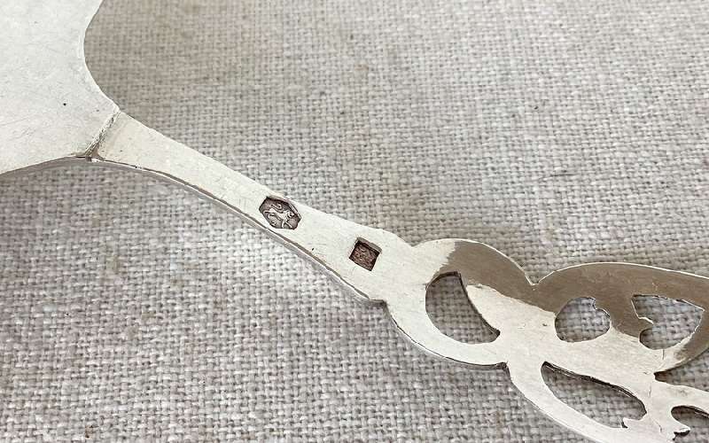 Hallmarked Dutch Silver Server or cake lifter. 17.5cm 30g (833 purity) Beautiful pierced detail