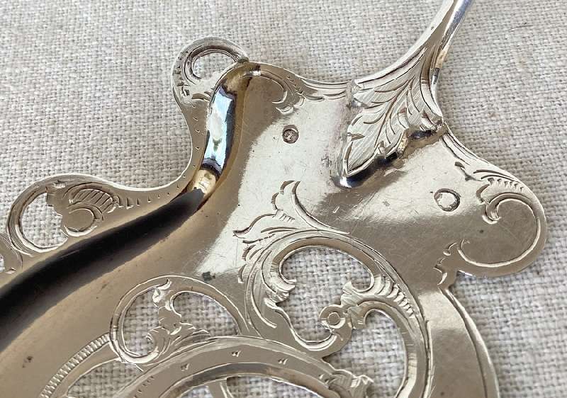 Hallmarked Dutch Silver Server or cake lifter. 17.5cm 30g (833 purity) Beautiful pierced detail