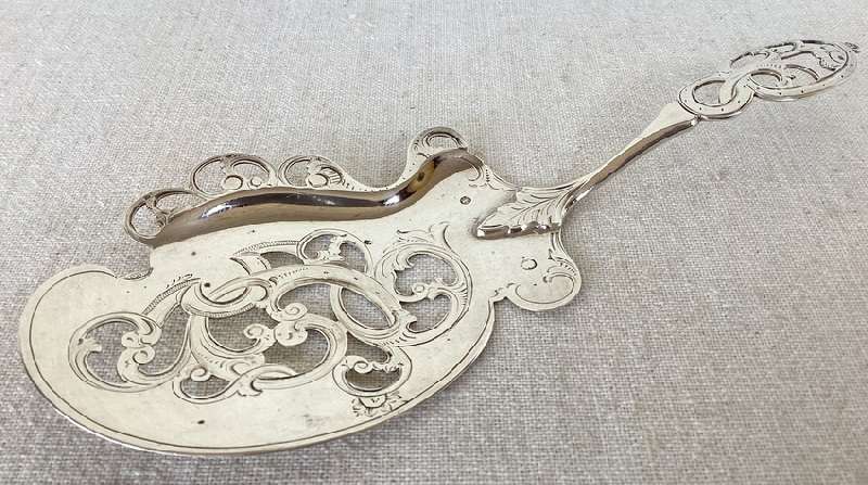 Hallmarked Dutch Silver Server or cake lifter. 17.5cm 30g (833 purity) Beautiful pierced detail