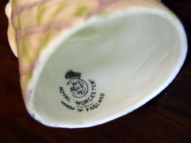 VINTAGE ROYAL WORCESTER  PORCELAIN CANDLE SNUFFER