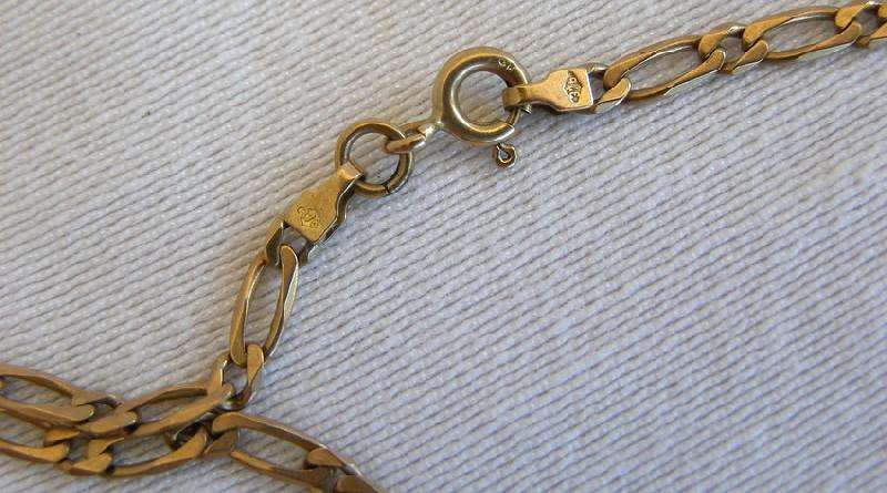 9ct Gold Necklace. 41cm long. 4.7 grams. Stamped. Excellent Condition