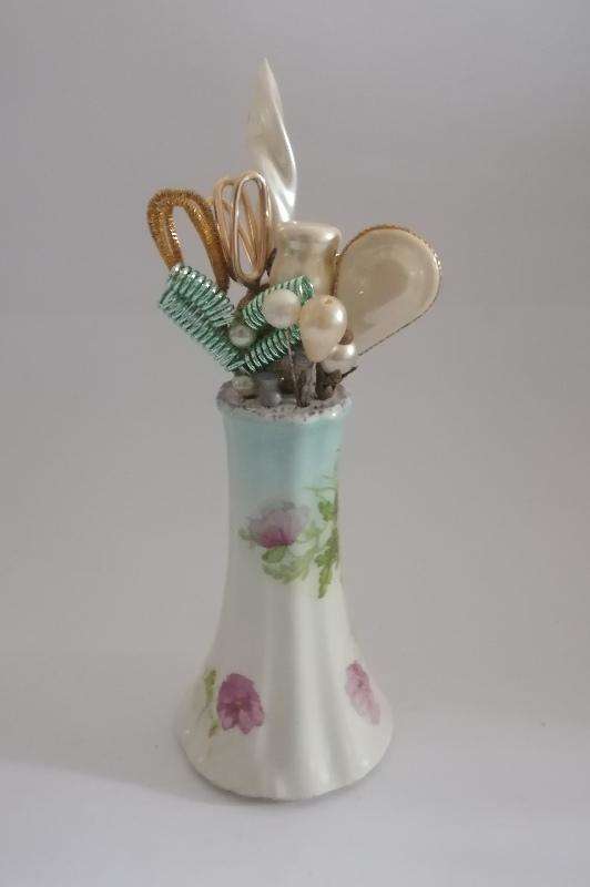Antique or Vintage HAT PIN holder with 16 hatpins. 12 x 7cm