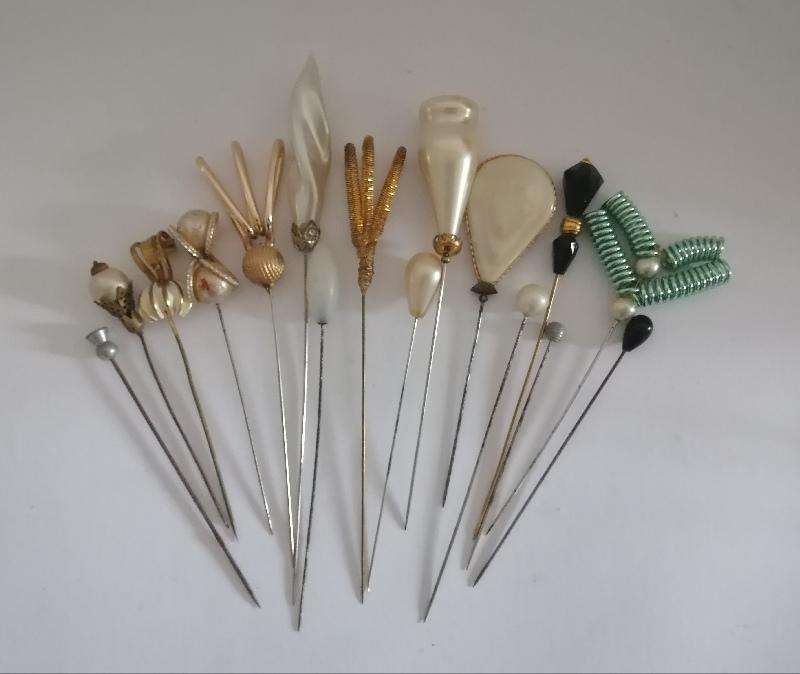 Antique or Vintage HAT PIN holder with 16 hatpins. 12 x 7cm