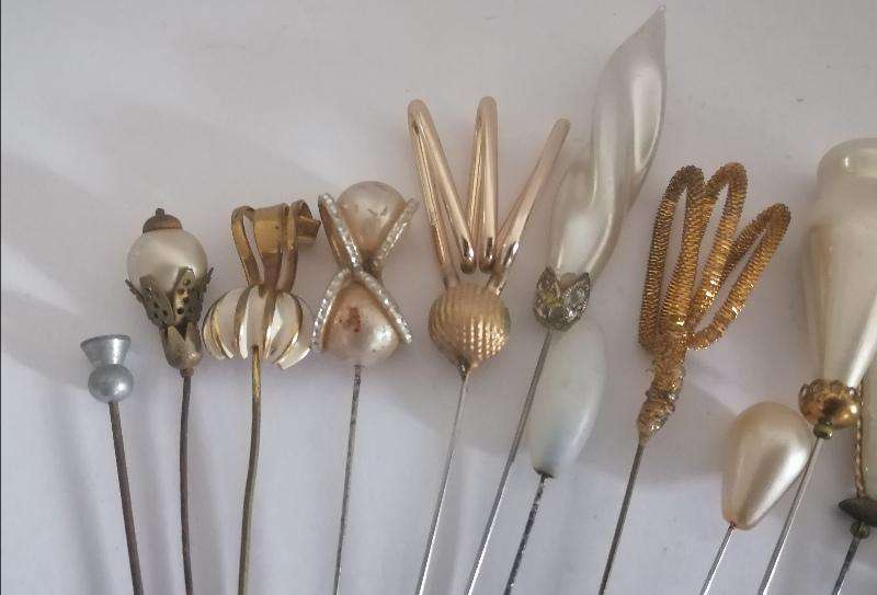 Antique or Vintage HAT PIN holder with 16 hatpins. 12 x 7cm