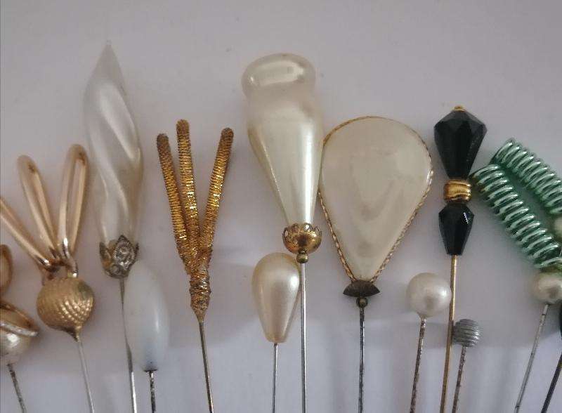 Antique or Vintage HAT PIN holder with 16 hatpins. 12 x 7cm