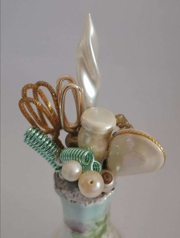 Antique or Vintage HAT PIN holder with 16 hatpins. 12 x 7cm