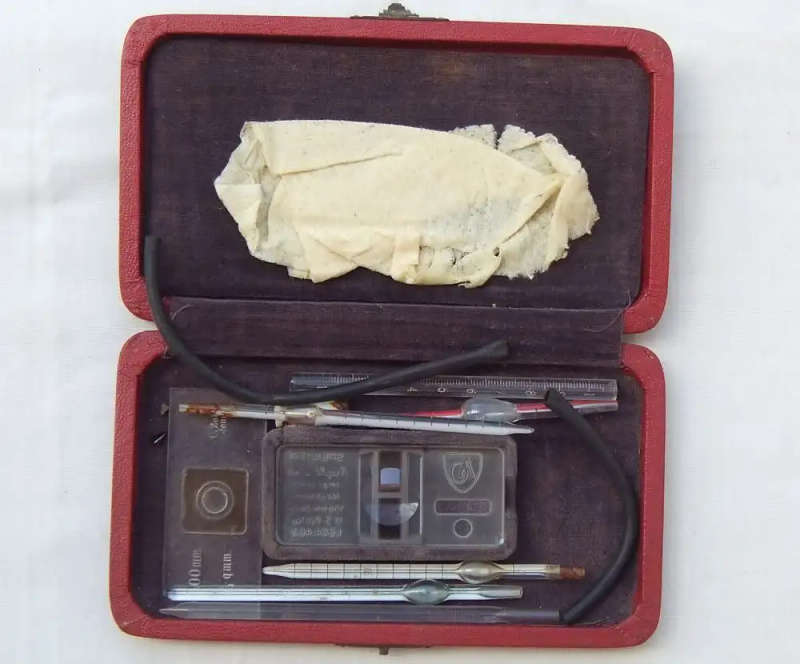 RARE COLLECTION OF 7 ANTIQUE &  VINTAGE MEDICAL AND SCIENTIFIC INSTRUMENTS & MICROSCOPE EQUIPMENT