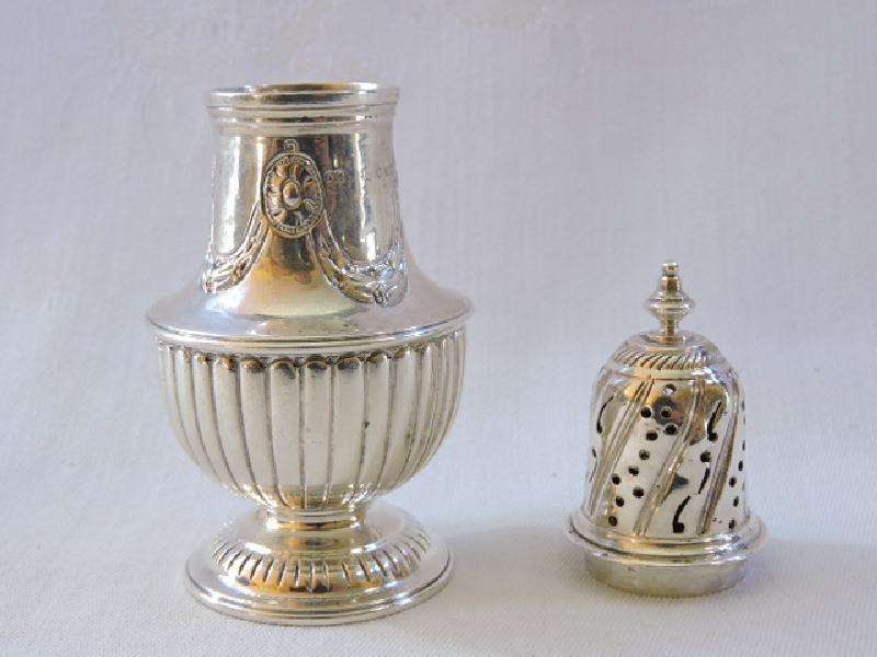 Hallmarked Sterling Silver Sugar Castor London, 1886 12cm 68.2 grms