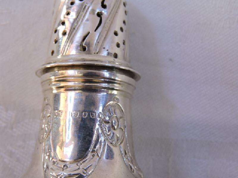 Hallmarked Sterling Silver Sugar Castor London, 1886 12cm 68.2 grms
