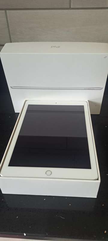 Apple iPad (5th Generation) Wi-Fi + Cellular