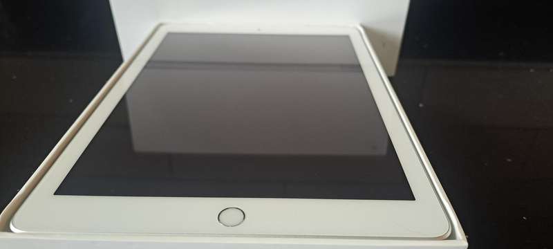 Apple iPad (5th Generation) Wi-Fi + Cellular