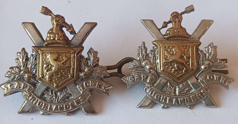 Cape Town Highlanders pair of bi-metal collar badges (CO230 and CO231)
