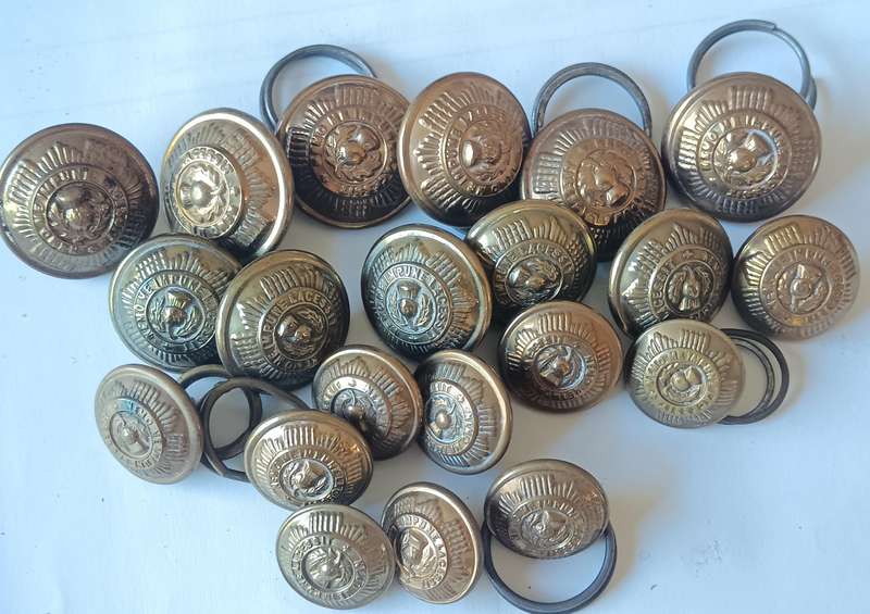 Cape Town Highlanders / Scots Guards lot of 21 brass buttons various sizes