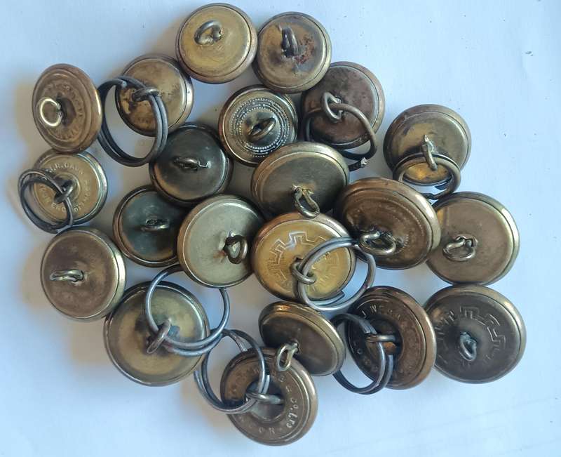 Cape Town Highlanders / Scots Guards lot of 21 brass buttons various sizes
