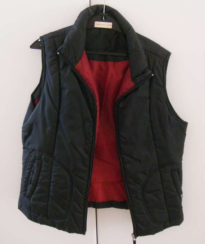 Ladies  sleeveless padded Jacket  -   Size  medium -   Black with maroon lining