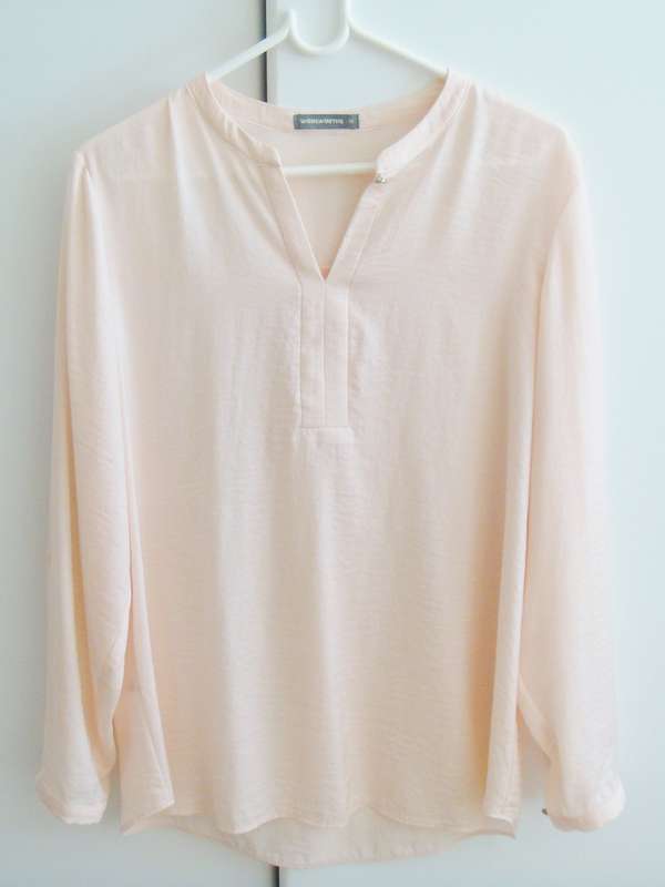Ladies   Blouse  -   Size  medium -   Beautiful  Salmon   -  BRAND NEW