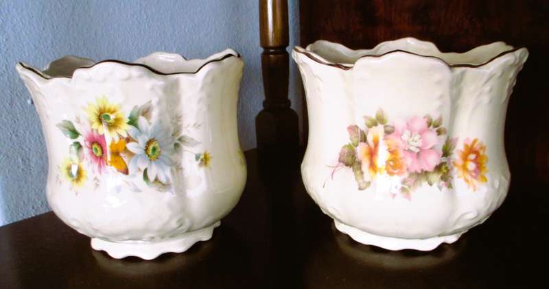 Lot of 2 Vintage flower pot bone china pottery planter ornate indoor. Unmarked Embossed 125mm high.