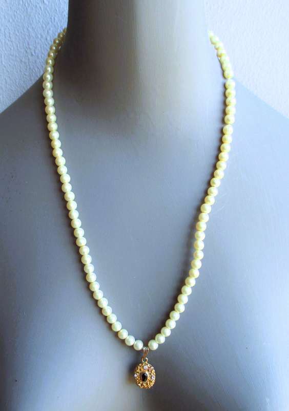 Vintage Regency Faux Pearl Necklace with Gold Tone Pendant, can be removed. 52cm.