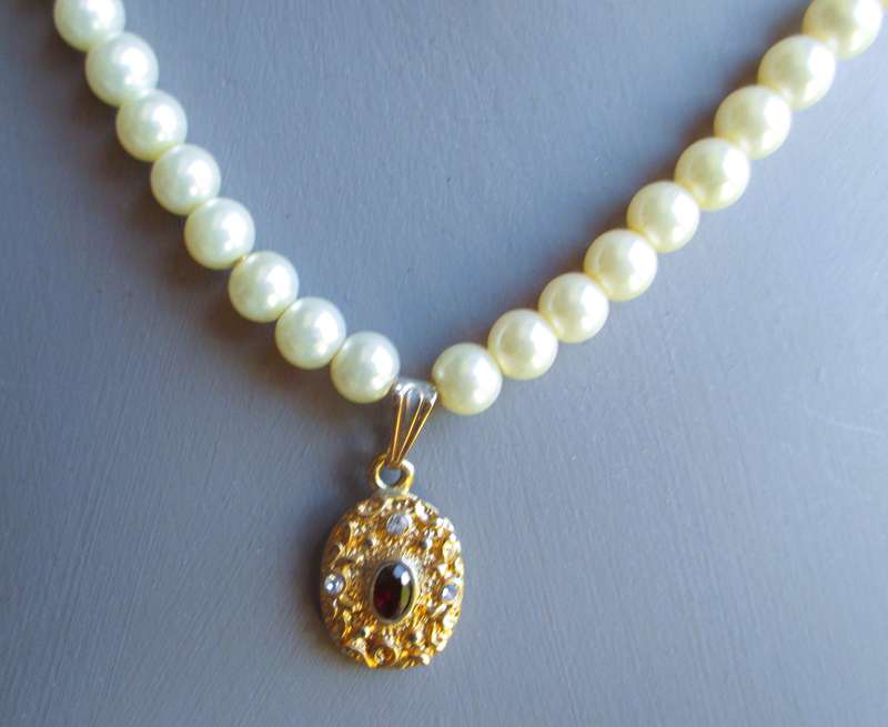 Vintage Regency Faux Pearl Necklace with Gold Tone Pendant, can be removed. 52cm.